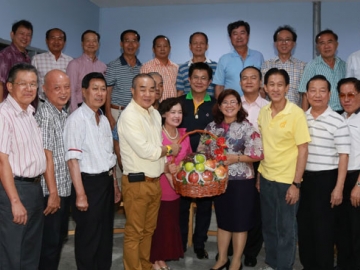 ร่วมใจเพื่อชุมชน : สมชาย จงพิพิธพร ประธานกรรมการ บริษัท 14 มอเตอร์กรุ๊ป จำกัด ตัวแทนจำหน่ายรถยนต์ SUBARU, รถยนต์ MG และ รถยนต์ SUZUKI ในย่านพระราม 2 พร้อมด้วยสมาชิกชมรมสุขสวัสดิ์ 14 ร่วมกันมอบกระเช้าผลไม้เพื่อสุขภาพ เพื่อแสดงความยินดีกับ โชติรส เหล่ามานะ ในโอกาสเข้ารับตำแหน่ง ผู้อำนวยการเขตจอมทอง ที่ร้านจ๊ะโอ๋ ซีฟู๊ด ถนนชายทะเลบางขุนเทียน พร้อมยืนยันในการร่วมทำกิจกรรมที่เป็นประโยชน์ต่อชุมชนและสังคมตลอดไป