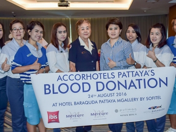 สำรองในธนาคารเลือด : วณิชยา เกียรติดำรงวงศ์ ผจก.โรงแรมบาราคูด้า พัทยา เอ็มแกลเลอรี่ บาย โซฟิเทล นำพนักงานโรงแรมเครือ Accor ในเขตพัทยา รวมนักท่องเที่ยวและประชาชนร่วมกันบริจาคโลหิตให้แก่สภากาชาดไทย