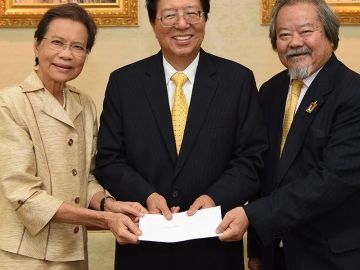 จิตกุศล : คุณหญิงชฎา วัฒนศิริธรรม เหรัญญิกสภากาชาดไทย และ ศ.เกียรติคุณ ดร.พรชัย มาตังคสมบัติ กก.สภากาชาดไทย ร่วมรับมอบเงิน 1 ล้านบาทจาก ดร.เติมเกียรติ อังสิริกุล เพื่อนำไปใช้ในกิจการของสภากาชาดไทย