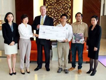 มอบเงิน : จอห์น เคนเดส รองผจก.ทั่วไป โรงแรมเซ็นทาราแกรนด์และบางกอกคอนเวนชั่นเซ็นเตอร์ เซ็นทรัลเวิลด์ มอบเช็คเงินสดจำนวน 30,000 บาท จากการจำหน่ายภาพนิทรรศการศิลปะ “รักษ์ธรรมชาติ” ให้แก่ ภาณุเดช เกิดมะลิ เลขาธิการ มูลนิธิสืบนาคะเสถียร เพื่อสมทบทุนให้แก่มูลนิธิ โดยมีคณะผู้บริหารของโรงแรม ร่วมเป็นสักขีพยาน