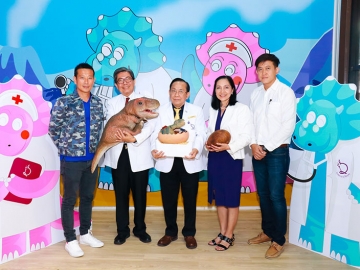 เปิดตัว : โรงพยาบาลวิชัยยุทธ โดย นพ.ไพบูลย์ จิตติวาณิชย์, นพ.สุรวุฒิ ปรีชานนท์ และ วัฒนา ลิ่มนรรัตน์ กรรมการบริหาร ร่วมเปิดตัวหน่วยปฐมพยาบาล สำหรับให้บริการทางการแพทย์เบื้องต้นให้กับผู้เข้าชมสวนสนุก ไดโนซอร์ แพลนเน็ต โดยมี วินิจ เลิศรัตนชัย กรรมการบริหาร และ กัมพล นิสิตสุขเจริญ กจ.บ.เอฟดับเบิ้ลยู อาร์ จก. ต้อนรับ