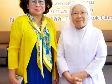 แมร์มีเรียม กิจเจริญ กับ รศ.ดร.วีณา เชิดบุญญชาติ