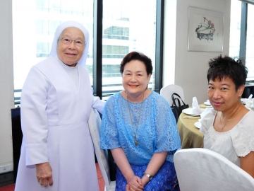 แมร์มีเรียม กิจเจริญ ถ่ายภาพกับ วัชร์ปริยา นวชาตโฆษิต,
มนต์ชุลี นิติพน