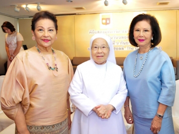 แมร์มีเรียม กิจเจริญ พร้อมด้วย วนิดา ดุละลัมพะ,
คุณหญิงกัญญา หงส์ลดารมภ์