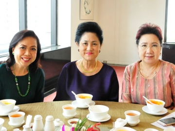 ดร.อรนุช แสงสุริยจันทร์, ตวงรัตน์ ศิริยงค์ และ รัตโนวรรณ ประเสริฐอัมพร มาช่วยจัดงานนี้อย่างเต็มที่