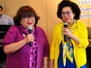 คุณครูรัตนวรรณ เผ่าวนิช และ รศ.ดร.วีณา
เชิดบุญญชาติ ร่วมพูดคุยตามประสาชาวคอนแวนต์