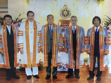 ยินดี : ศ.ดร.สุรเกียรติ์ เสถียรไทย นายกสภามหาวิทยาลัยเทคดนโลยีราชมงคลอีสาน ร่วมแสดงความยินดีกับ ฯพณฯนายอำพล เสนาณรงค์ องคมนตรี ฯพณฯ ตุน อับดุลละห์ บาดาวี อดีตนายกรัฐมนตรีมาเลเซีย ดร.กมล ทัศนาญชลี ศิลปินแห่งชาติ และ ดร.มนูญ ชื่นชม ในโอกาสได้เข้ารับพระราชทานปริญญาดุษฎีบัณฑิตกิตติมศักดิ์ของมหาวิทยาลัยฯ จาก สมเด็จพระเทพรัตนราชสถาฯ สบามบรมราชกุมารี