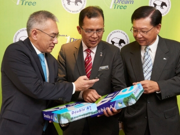 1Dream 1Tree : ฐีระวิตต์ ลี้ถาวร Senior Executive Vice President ดั๊บเบิ้ล เอ สาธิตวิธีสแกน QR Code ที่หน้ารีมกระดาษดั๊บเบิ้ล เอ ให้กับ รมช.กระทรวงทรัพยากรธรรมชาติและสิ่งแวดล้อม มาเลเซีย ในแคมเปญเพื่อส่งมอบต้นไม้ให้ชาวนา