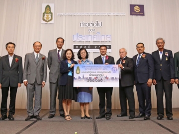 มอบเงิน : สมศักดิ์ ตัณฑชน ประธานนักศึกษาหลักสูตรไทยกับประชาคมอาเซียนในเศรษฐกิจการเมืองโลก รุ่นที่ 6 สถาบันพระปกเกล้า เป็นตัวแทนมอบเงินบริจาค 200,000 บาท ให้ สุชาดา มีสงฆ์ ตัวแทนจากมูลนิธิเด็กพิการบ้านนนทภูมิ กระทรวงการพัฒนาสังคมและความมั่นคงของมนุษย์ โดยมี อภิสิทธิ์ เวชชาชีวะ, คุณหญิงจารุวรรณ, เมณฑกา กรณ์ จาติกวณิช และ ดร.ชิงชัย หาญเจนลักษณ์ เป็นผู้ร่วมมอบ ณ โรงแรมอีสติน แกรนด์ สาทร