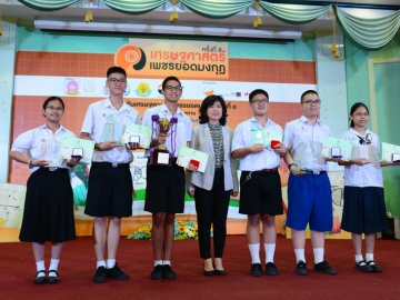 มอบรางวัล : เกศรา มัญชุศรี กจ.และผจก.ตลาดหลักทรัพย์ฯ มอบรางวัลผู้ชนะเลิศ
การแข่งขันเศรษฐศาสตร์เพชรยอดมงกุฎ ครั้งที่ 8 โดย ด.ญ.ศิริจิรา จันทร์รุ่งอุทัย 
จาก รร.วัฒนาวิทยาลัย ชนะเลิศเหรียญทองระดับประถมศึกษาตอนปลาย และ นายประณัยเดช เฮงสวัสดิ์ จาก รร.มหิดลวิทยานุสรณ์ ชนะเลิศเหรียญทองระดับมัธยมศึกษาตอนปลาย พร้อมรับถ้วยพระราชทานสมเด็จพระเทพรัตนราชสุดาฯ สยามบรมราชกุมารี เหรียญทองคำแท้ ทุนการศึกษา และเกียรติบัตร