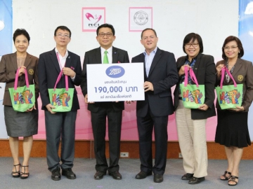 รับมอบ : บู๊ทส์ ประเทศไทย นำโดย ดีน ทอมป์สัน ผอ.ระดับภูมิภาคเอเชีย และ
มลฤดี เลิศอุทัย ผอ.ฝ่ายบริหารงานค้าปลีก บริษัท บู๊ทส์ รีเทล (ประเทศไทย) จำกัด มอบเงินบริจาคจำนวน 190,000 บาท โดยมี นพ.วีรวุฒิ อิ่มสำราญ ผู้อำนวยการสถาบันมะเร็งแห่งชาติ รับมอบ เนื่องในโอกาสบู๊ทส์ รีเทล 
(ประเทศไทย) ฉลองครบรอบ 19 ปี