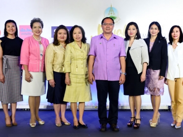 แถลงข่าว : พาสินี ลิ่มอติบูลย์ และชฎาทิพ จูตระกูล ผู้บริหารศูนย์การค้า
สยามพารากอน ดร.ณรงค์ชัย พิพัฒน์ธนวงศ์ ผอ.ฝ่ายตลาด มูลนิธิโครงการหลวง 
จัดงานแถลงข่าว “รอยัล โปรเจ็คต์ มาร์เก็ต แอท สยามพารากอน (Royal Project Market @Siam Paragon) งานขายผลิตภัณฑ์โครงการหลวง
รูปแบบใหม่ไม่ซ้ำใคร โดยมี อารยา ภู่พานิช จาก ธ.ไทยพาณิชย์ จำกัด (มหาชน), ม.ล.รดีเทพ เทวกุล จาก บ.ไทยเบฟเวอเรจ จำกัด (มหาชน) 
ร่วมเป็นผู้สนับสนุนหลัก ณ ศูนย์การค้าสยามพารากอน