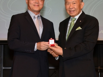 ดร.พรเทพ พรประภา มอบรางวัลเชิดชูเกียรติแก่พนักงานเกษียณอายุ ธเนศ ยงรัตนมงคล Executive Vice President จาก Siam Hitachi Elevator