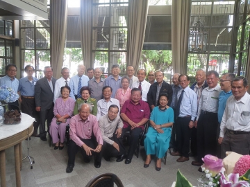 วรรณาภรณ์ ศุขเนตร เป็นเจ้าภาพเลี้ยงสังสรรค์อำลาไปสู่สังคมผู้สูงวัย โดยเชิญเพื่อนกลุ่ม Amigo Club ซึ่งก่อตั้งมากว่า 55 ปี อาทิ ศาสตราจารย์หิรัฐ รดีศรี อดีตประธานสมาคมส่งเสริมสถาบันกรรมการบริษัทไทย, พลโทนายแพทย์ธำรงรัตน์ แก้วกาญกาญจน์ หมอกระดูกแห่ง รพ.พระมงกุฎฯ, องอาจ เดชอิทธิรัตน์ รองประธานเจ้าหน้าที่บริหาร กลุ่มซี.พี., อวยชัย และ ชูจิตต์ วีรวรรณ แห่งบริษัทวีรวรรณ จำกัด มาร่วมงาน