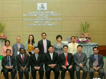 เปิดงาน : ดร.สุวิทย์ เมษินทรีย์ รัฐมนตรีช่วยว่าการกระทรวงพาณิชย์ เป็นประธานเปิดงาน Steering the Country toward Thailand 4.0 ณ โรงแรม Golden Sovereign โดยมี อภินันท์ จันทรังษี อธิบดีกรมประชาสัมพันธ์ ต้อนรับ