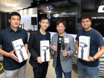 เปิดตัว : ชนินทร์ มโนชญากร และ กฤษณ์ เปลี่ยนแพ ผู้ร่วมก่อตั้ง (Co-Founder) บริษัท แฟนธอม (ประเทศไทย) จำกัด ผู้แทนจำหน่ายโดรนติดกล้อง กล้องพร้อมอุปกรณ์กันสั่นและอุปกรณ์เสริมสำหรับเพิ่มประสิทธิภาพกล้องแบรนด์ DJI พร้อมด้วย กฤดา เสพมงคลเลิศ ร่วมเปิดตัวผลิตภัณฑ์ “DJI Osmo Mobile” อุปกรณ์เสริมที่เปลี่ยนโทรศัพท์มือถือสมาร์ทโฟนให้เป็นกล้องถ่ายวีดีโอที่มีฟังก์ชั่นเทียบเท่ากับกล้องถ่ายวีดีโอระดับโปร ณ “DJI by phantom Thailand” ชั้น 2 สยามดิสคัฟเวอรี่