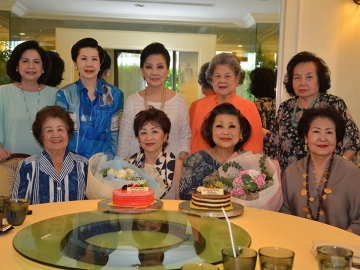 ฉลองวันเกิด : ท่านผู้หญิงเหมือนจิต ภิรมย์ภักดี, คุณหญิงชโลบล จารุรัตน์, คุณหญิงเฉิดฉัน แสงรุจิ, และกลุ่มเพื่อนสนิท จัดงานเลี้ยงฉลองวันเกิดแด่ พล.อ.ท.หญิงสหัทยา ประภาวัต และ เฉิดโฉม เจียรนัย ณ ห้องอาหารเวียดนาม เธียนดอง โรงแรมดุสิตธานี กรุงเทพฯ