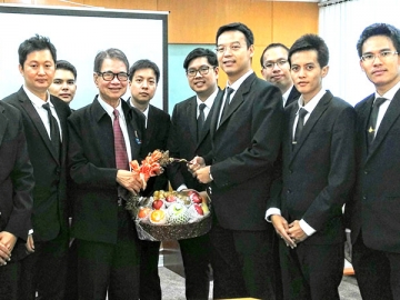 ขอแนวทาง : ทรงพล สงวนจิตร นำ คณิตศร์ คงทอง ผู้สอบอัยการปี’59 ได้อันดับ.1 พร้อมเพื่อนๆ อัยการในรุ่นเข้าเยี่ยม ไพรัช วรปาณิ กรรมการอัยการ เพื่อขอแนวทางในการปฏิบัติหน้าที่ โดยได้รับคำแนะนำให้ยึดมั่นในกรอบแห่งคุณธรรม-จริยธรรมเป็นสรณะ ที่ห้องประชุม สำนักงานกสทช.