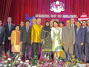 ฉลองวันชาติ : H.E. Dato’ Nazirah Hussain เอกอัครราชทูตมาเลเซียประจำราชอาณาจักรไทย จัดงานเลี้ยงเฉลิมฉลองวันชาติมาเลเซีย โดยมี ม.ล.ปนัดดา ดิศกุล (รัฐมนตรีประจำสำนักนายกรัฐมนตรี) มาร่วมเป็นเกียรติ ณ สถานทูตมาเลเซีย ถนนสาทร