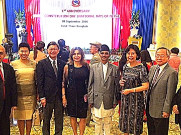 ครบรอบ 1 ปี : H.E.Mr. Khaga Nath Adhikari เอกอัครรราชทูตเนปาลประจำราชอาณาจักรไทย จัดงานเลี้ยงเฉลิมฉลอง ในโอกาสครบรอบ 1 ปี วันรัฐธรรมนูญ (วันชาติ) เนปาล ท่ามกลางทูตานุทูต ณ โรงแรม Dusit Thani Bangkok