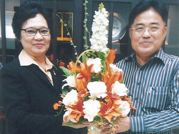 เยี่ยมคารวะ : จักรพันธ์ วรอาคาร เลขานุการสมาคมเสริมความแห่งประเทศไทย เข้าเยี่ยมคารวะ สมรรัตน์ อรรถนิตย์ เนื่องในโอาสเข้ารับตำแหน่งผู้อำนวยการเขตบางกอกใหญ่ ณ ห้องทำงานสำนักงานเขตบางกอกใหญ่