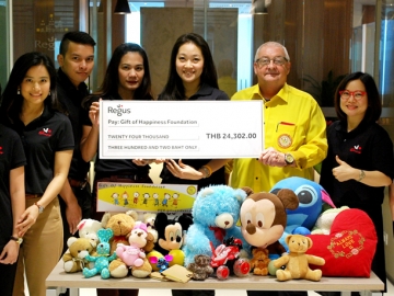 แบ่งปันความสุข : วิมลนิตย์ เลิศพิทักษ์กิจ ผอ.ฝ่ายขายและปฏิบัติการ บ.รีจัส ประเทศไทย นำทีมพนักงานร่วมบริจาคเงินจำนวน 24,302 บาท ให้กับมูลนิธิ “Gift of Happiness” เพื่อนำไปซื้อชุดนักเรียน และอุปกรณ์การเรียน ให้กับเด็กๆ ยากไร้ในชนบท โดยมี มร.เอ็ดเวิร์ด ฮอเวิร์ท เป็นผู้รับมอบ ณ สำนักงานรีจัส สาขาเอไอเอเซ็นเตอร์