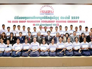 มอบทุนการศึกษา : กลุ่มอีซูซุในประเทศไทย โดย มร.โทชิอากิ มาเอคาวะ ประธานกรรมการมูลนิธิกลุ่มอีซูซุ และกรรมการผู้จัดการ บริษัท ตรีเพชรอีซูซุเซลส์ จำกัด จัดพิธีมอบทุนการศึกษา ประจำปี 2559 ให้แก่เยาวชนที่มีผล
การเรียนดี มีความประพฤติเหมาะสม จากสถาบันการศึกษาต่างๆ ทั่วประเทศ ณ อาคารสำนักงานใหญ่ บริษัท ตรีเพชรอีซูซุเซลส์ จำกัด
