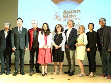 พร้อมจัดงาน : สเตฟาน ลอมแบร์ ผู้แทนการจัดงาน Asian Side of the doc Bangkok และกรรมการผู้จัดการบริษัท วิชเทรนด์ ประเทศไทย พร้อมด้วย 
อีฟ ชองโน, มรกต ณ เชียงใหม่ และ สุนทร อารีรักษ์ ร่วมแถลงข่าวการจัดงาน Asian Side of the doc Bangkok ครั้งที่ 7 ณ โรงแรม Avani Riverside Bangkok
