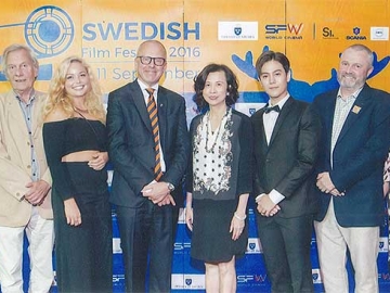 เทศกาลภาพยนตร์สวีเดน : สตัฟฟาน แฮรร์สตร็อม เอกอัครราชทูตสวีเดนประจำประเทศไทย ร่วมกับ สุวรรณี ชินเชี่ยวชาญ ประธานเจ้าหน้าที่บริหาร
สายงานการตลาด บริษัท เอส เอฟ คอร์ปอเรชั่น จำกัด (มหาชน) เปิด “เทศกาลภาพยนตร์สวีเดน 2016” อย่างเป็นทางการ ต่อเนื่องเป็นปีที่ 5 ณ โรงภาพยนตร์ เอส เอฟ เวิลด์ ซีเนม่า ศูนย์การค้าเซ็นทรัลเวิลด์