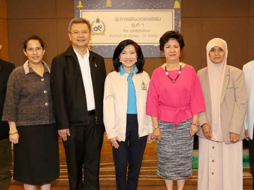 ม.ร.ว.ศรีเฉลิม กาญจนภู ผอ.กลุ่มงานแผนและติดตามประเมินผล สำนักงานมูลนิธิชัยพัฒนา และ สุพัตรา จิราธิวัฒน์ รองประธานอาวุโสฯ โรงแรม และรีสอร์ทในเครือเซ็นทารา เข้าอบรมหลักสูตร “ผู้นำการพัฒนาอย่างยั่งยืน รุ่นที่ 1” โดยมี ประเสริฐ สลิลอำไพ ผช.กก.ผจก.ใหญ่สื่อสารองค์กรและกิจการ เพื่อสังคม บมจ.ปตท. ร่วมอบรม ที่โรงแรม เซ็นทาราแกรนด์ ลาดพร้าว