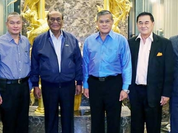 เลี้ยงยินดีควบ : พล.อ.อ.กันต์ พิมานทิพย์ อดีตผู้บัญชาการทหารอากาศ จัดงาน เลี้ยงแสดงความยินดีให้กับ พล.อ.อ.จอม รุ่งสว่าง ในโอกาสที่ได้รับโปรดเกล้าฯ ให้ดำรงตำแหน่ง ผู้บัญชาการทหารอากาศ และ พล.อ.อ.สุรศักดิ์ ทุ่งทอง ได้รับโปรดเกล้าฯ ให้ดำรงตำแหน่ง เสนาธิการทหารอากาศ โดยมี พล.อ.อ.ศิวเกียรติ์ ชเยมะ รองปลัดกระทรวงกลาโหม และ ดร.อัศวิน อิงคะกุล ประธานกรรมการบริหาร มิราเคิล กรุ๊ป ร่วมแสดงความยินดี ที่โรงแรมมิราเคิล แกรนด์ คอนเวนชั่น