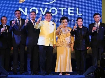 ครบ 1 ทศวรรษ : ชัยวัฒน์ อุทัยวรรณ์ ปธ.กก.บจก.โรงแรมท่าอากาศยานสุวรรณภูมิ (รทส.) ร่วมกับ จันทรา เกตุวรวิทย์ ปธ.กก.กิจการร่วมค้า ยูนิเวอร์แซล ฮอสพิแทลลิทีและแอคคอร์ จัดงานเลี้ยง ฉลองครบรอบ 10 ปี โรงแรมโนโวเทล สุวรรณภูมิ แอร์พอร์ต อย่างยิ่งใหญ่ เพื่อ แสดงความขอบคุณผู้ที่ให้การสนับสนุน โรงแรมมาโดยตลอด โดยมี มร.คริสตอฟ เจอโฟรย์ ผจก.ทั่วไป ร่วมต้อนรับ