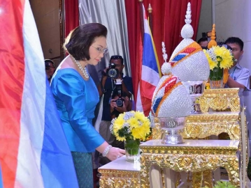 คุณหญิงปัทมา ลีสวัสดิ์ตระกูล ประธานชมรมผู้รู้คุณแผ่นดิน เปิดกรวย
กระทงดอกไม้ธูปเทียนแพ ถวายราชสักการะพระบรมฉายาลักษณ์
พระบาทสมเด็จพระเจ้าอยู่หัว และพระฉายาลักษณ์สมเด็จพระนางเจ้าสิริกิติ์ 
พระบรมราชินีนาถ