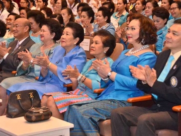 ร่วมกันชมการแสดงภายในงาน ศ.เกียรติคุณ นพ.เกษม วัฒนชัย,ท่านผู้หญิงฉัตรแก้ว นันทาภิวัฒน์, ท่านผู้หญิงจรุงจิตต์ ทีขะระ,ท่านผู้หญิงรวิจิตร์ สุวรรณบุบผา,คุณหญิงปัทมา ลีสวัสดิ์ตระกูล และ สานนท์ พรหมผลิน