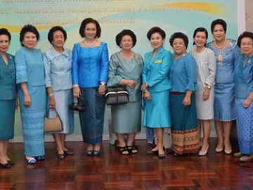 ถ่ายภาพร่วมกันเป็นที่ระลึก อาทิ คุณหญิงปัทมา ลีสวัสดิ์ตระกูล, ท่านผู้หญิงอังกาบ บุณยัษฐิติ, ท่านผู้หญิงฉัตรแก้ว นันทาภิวัตน์, คุณหญิงจามรี สนิทวงศ์ฯ, คุณหญิงอุไรวรรณ สวัสดิศานต์ และสมาชิกชมรมผู้รู้คุณแผ่นดิน