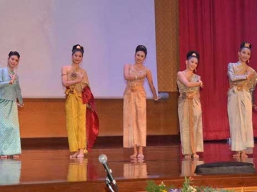 โชว์การแสดงภายในงาน การแสดงรำถวายพระพร “เฉลิมพระเกียรติกษัตราธิราช พระบรมราชินีนาถศรีแผ่นดิน”, การแสดงรำ “ชุดไทยพระราชนิยม”, การแสดงชุด “ศิลป์แผ่นดินทอง” และ การแสดงเพลงเรือ “จิตรลดาพาที เทิดองค์ภูมีคู่ราชินีไทย”