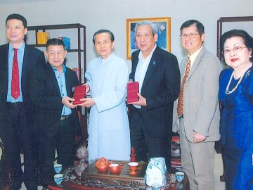 เยี่ยมชม : พินิจ จารุสมบัติ อดีตรองนายกรัฐมนตรี และ สุรชัย วิเศษโสภา นายกสมาคมช่างภาพสื่อมวลชนฯได้เข้าเยี่ยมชมสถานฝึกนักบิน และกิจกรรมภายในมหาวิทยาลัยอัสสัมชัญ บางนา(เอแบค) โดยมี ภารดา ดร.บัญชา แสงหิรัญ 
อธิการบดี มหาวิทยาลัยฯ ต้อนรับ