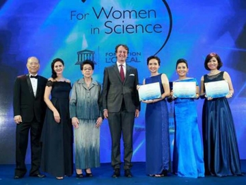 เชิดชูนักวิจัยสตรีไทย : บริษัท ลอรีอัล (ประเทศไทย) จำกัด นำโดย นาตาลี 
เกอร์ชไตย์ เคอโรวดี กรรมการผู้จัดการ จัดงานพิธีมอบทุนวิจัย ลอรีอัล ประเทศไทย 
“เพื่อสตรีในงานวิทยาศาสตร์” (For Women in Science) ประจำปี 2559 พร้อมร่วมแสดงความยินดีกับนักวิจัยสตรี โดยมี ดร.มาลี สุวรรณอัตถ์, ดร.กอปร 
กฤตยากีรณ และ จิลส์ การาชง เอกอัครราชทูตฝรั่งเศส ประจำประเทศไทย ร่วมแสดงความยินดี ณ โรงแรมเรเนซองส์ กรุงเทพฯ ราชประสงค์