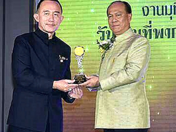 อำลาอาลัย : พล.อ.อนุพงษ์ เผ่าจินดา รัฐมนตรีว่าการกระทรวงมหาดไทย มอบโล่ประกาศเกียรติคุณ “ข้าราชการผู้สร้างชื่อเสียงให้กับกระทรวงมหาดไทย” แก่ ม.ล.ปนัดดา ดิศกุล อดีตผู้ว่าราชการจังหวัดนครปฐม จังหวัดเชียงใหม่ รองปลัดกระทรวงมหาดไทย และปลัดสำนักนายกรัฐมนตรี