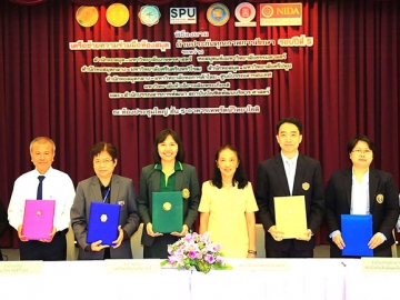 ร่วมมือ : แจ่มจันทร์ นพบุตรกานต์ หัวหน้าหอสมุดป๋วย อึ๊งภากรณ์ ผู้แทนหอสมุดแห่งมหาวิทยาลัยธรรมศาสตร์ ร่วมลงนามเครือข่ายความร่วมมือห้องสมุดด้านประกันคุณภาพการศึกษารอบปีที่ 5 ร่วมกับ ห้องสมุดสถาบันอุดมศึกษา 6 แห่ง ณ ห้องประชุมใหญ่ ชั้น 5 อาคารเทพรัตน์วิทยาโชติ มหาวิทยาลัยเกษตรศาสตร์