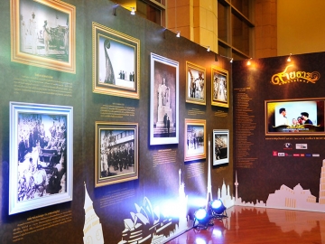 นิทรรศการเรื่องราวเสด็จพระราชดำเนินของ พระบาทสมเด็จพระเจ้าอยู่หัว และ สมเด็จพระนางเจ้าฯ พระบรมราชินีนาถ เสด็จฯ ทรงเยือนประเทศต่างๆ