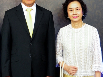 พล.อ.ฉัตรเฉลิม เฉลิมสุข ประธาน กก.บมจ. อสมท กับ จิราพร คูสุวรรณ