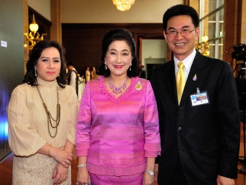 จารุจิต นวพันธุ์ ผอ.ฝ่ายสื่อสารองค์กร บมจ.อสมท, ต้อนรับ 
ผาณิต พูนศิริวงศ์ แห่งแนวหน้า และ วสันต์ ภัยหลีกลี้ อดีต กก.ผอ.ใหญ่ บมจ.อสมท