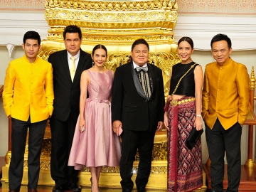 ดร.ยิ่งศักดิ์ จงเลิศเจษฎาวงศ์ พิธีกรรายการยิ่งถก กนกซัก กับ
ผู้ประกาศข่าว สำนักข่าวไทยและพิธีกรรายการไนน์เอ็นเตอร์เทน ธีรวัฒน์ 
พึ่งทอง, พัทธ์ ชนภัณฑารักษ์, วศิน บุณยาคม, นันทกา วรวณิชชานันท์, 
เพ็ญพรรณ แหลมหลวง และ โสภณ นวรัตนาพงษ์