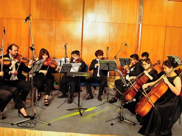 วง Thailand Philharmonic Orchestra ของวิทยาลัยดุริยางคศิลป์ ม.มหิดล ที่ใช้บรรเลงในสารคดีชุด สายธารพระราชไมตรี