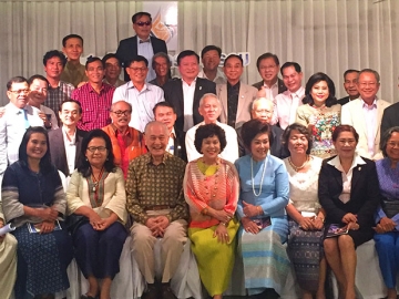 สังสรรค์สป.1 : อานันท์ ปันยารชุน อดีตนายกรัฐมนตรี ในฐานะอดีตประธานสภา
ที่ปรึกษาเศรษฐกิจและสังคมแห่งชาติ รุ่น 1 จัดงานเลี้ยงสังสรรค์สมาชิกสป.1 โดยมี ดร.ชุมพล พรประภา และรศ.ดร.สังศิต พิริยะรังสรรค์ อดีต รองประธาน คนที่ 1 และรองประธาน คนที่ 2 ร่วมงาน ที่โรงแรมหัวช้าง เฮอริเทจ