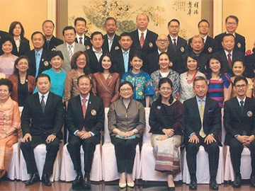 ต้อนรับ : มาดามเติ้งหยง บุตรี เติ้ง เสี่ยว ผิง อุปนายกสมาคมมิตรสัมพันธ์ระหว่างประเทศแห่งสาธารณรัฐประชาชนจีน ต้อนรับคณะนักศึกษาหลักสูตรภาษาจีนนักธุรกิจชั้นสูง รุ่น 1 มหาวิทยาลัยภาษาและวัฒนธรรมปักกิ่ง สาขากรุงเทพฯ พร้อมจัดบรรยายในหัวข้อ “ภาวะเศรษฐกิจจีนในปัจจุบัน” โดยมี สนั่น อังอุบลกุล, จรรย์สมร วัธนเวคิน, คุณหญิงสุดารัตน์ เกยุราพันธุ์, ภราดาวิหาร ศรีหาพล, วราเทพ รัตนากร, ฐิตินันท์ วัธนเวคิน และ ประสงค์ เอาฬาร ณ เรือนรับรอง เตี้ยวอวี๋ไถ กรุงปักกิ่ง