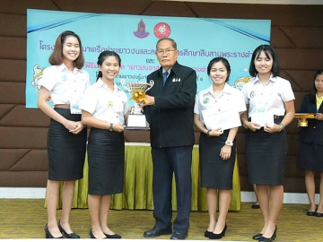 รักษ์ป่า : ฯพณฯ อำพล เสนาณรงค์ องคมนตรีมอบโล่รางวัลและทุนผลิตโครงการ ให้แก่ นักศึกษากลุ่มรามฯ รักษ์ป่า มหาวิทยาลัยรามคำแหง ที่ได้รับรางวัลชนะเลิศ โครงการเยาวชนอาสาสืบสานพระราชดำริ ค่ายเยาวชนรู้งานสืบสานพระราชดำริ (RDPB CAMP) รุ่นที่ 6 จากสำนักงานคณะกรรมการพิเศษเพื่อประสานงานโครงการอันเนื่องมาจากพระราชดำริ (สำนักงาน กปร.) ณ ห้องประชุม กปร.