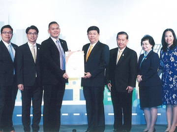 เชิดชูเกียรติ : พลเอกสุรศักดิ์ กาญจนรัตน์ รมว.ทรัพยากรธรรมชาติและสิ่งแวดล้อม มอบประกาศนียบัตรเชิดชูเกียรติ ให้กับ นวพล ชื่นศิริ ผู้อำนวยการสูงสุดฝ่ายบริหารงานขายประจำภูมิภาคเอเชียแปซิฟิกใต้ บริษัท เอสไอจี คอมบิบล็อคประเทศไทย จำกัด ผู้นำระบบบรรจุภัณฑ์สำหรับอาหาร และเครื่องดื่มที่ไม่อัดลม พร้อมด้วยคณะผู้บริหารเอสไอจี ในฐานะผู้ประกอบการแบบอย่างที่ดีในการบริหารจัดการและลดการปล่อยก๊าซเรือนกระจก ในงาน “ร้อยดวงใจ ร่วมใจลดโลกร้อน” ประจำปี 2559 ณ ศูนย์การประชุมแห่งชาติสิริกิติ์