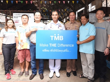 สร้างการท่องเที่ยวชุมชนอย่างยั่งยืน : บุญทักษ์ หวังเจริญ ประธานเจ้าหน้าที่บริหาร ทีเอ็มบี พร้อมกับอาสาสมัครทีเอ็มบี ร่วมกับชาวชุมชนบ้านบุ เขตบางกอกน้อย ส่งมอบโครงการ “ฟื้นฟูตลาดไร้คาน สร้างการท่องเที่ยวอย่างยั่งยืน” เพื่อให้คืนสู่สังคม โดยมี พลเรือเอกชัยสินธุ์ ญาดี ผู้ทรงคุณวุฒิพิเศษกองทัพเรือ และ พลเรือโทอดิเรก ชมภูนุช เจ้ากรมกิจการพลเรือนทหารเรือ ร่วมนำทีมอาสาจากกองทัพเรือ เข้าร่วมกิจกรรม ณ ตลาดไร้คาน วัดสุวรรณาราม ซอยจรัญสนิทวงศ์ 32